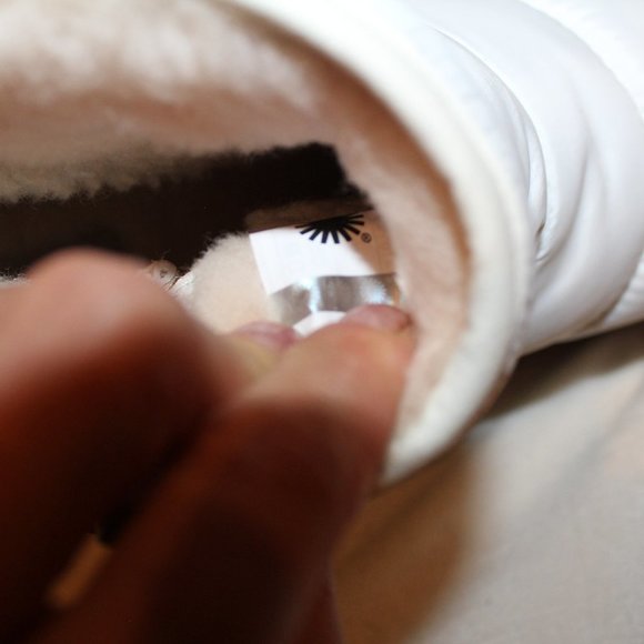 NIB UGG MINI RIDGE PUFFER‎ WATERPROOF QUILTED BOOTS WHITE - Picture 8 of 8